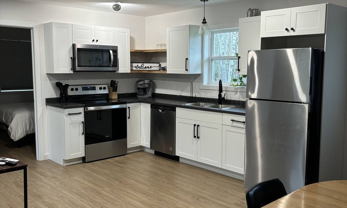 Victoria Junction House | “The Beagle” - Entire House Near Airport & CBU