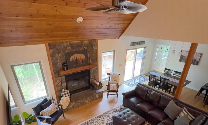 Chestnut Springs Cabin | The Bear’s Den at Wintergreen- 4 bedroom