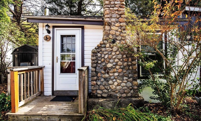 Lincoln Cabin | The Beaver Pond Riverside Getaway at the PEMICABINS