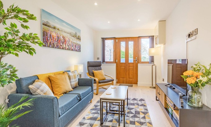 Pitchcombe Cottage | THE BELFRY, romantic, with a garden in Evesham