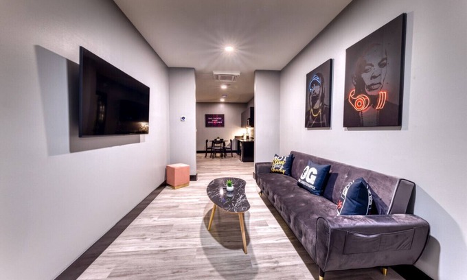 Biloxi Hotel | The Bella #101-Young Money Manor Suite