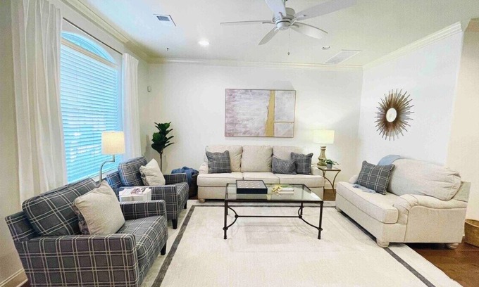 Oxford House | The Belvedere, 1 mile from Square & Campus!