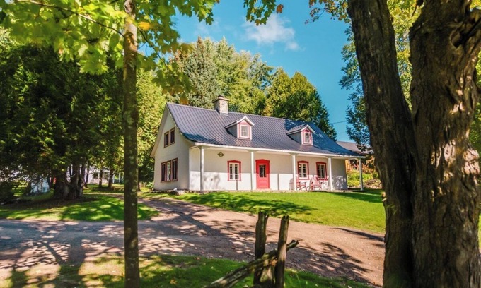 Saint Ferreol les Neiges Cottage | The Bilodeau-Éthier House 1853 - Country house at the foot of Mont-Sainte-Anne