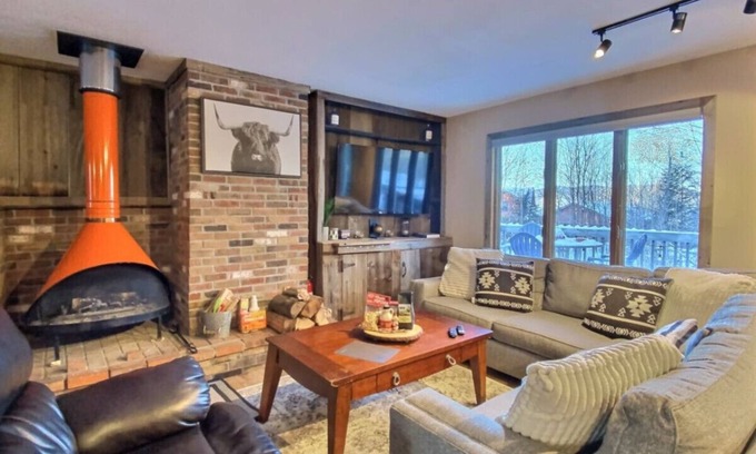 Killington House | The Big Lebearski- AC, Grill, Fire Pit, Hot tub!