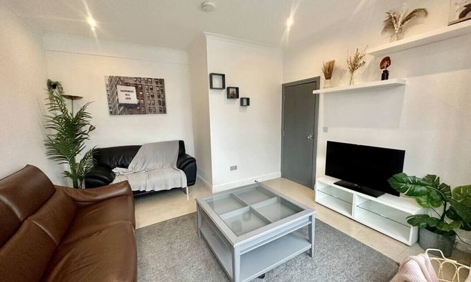 Catford House | The Big London Base – 5 Beds for Friends, Family and contractors