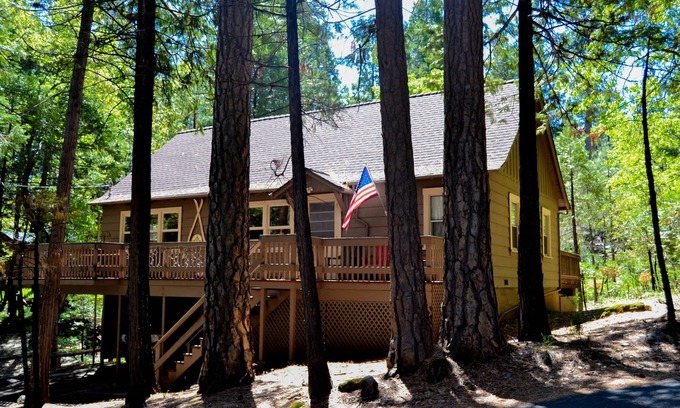 Twain Harte Cabin | The Bigfoot Lodge - AC, Lake Membership, Game Room, Walk to Downtown, CLEAN Cozy