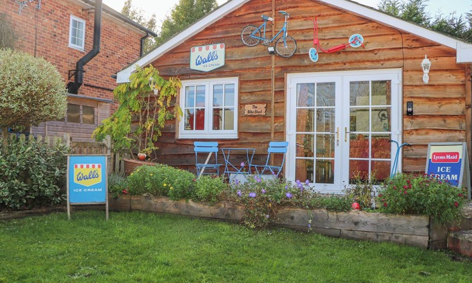Lockerley Cottage | THE BIKE SHED, romantic, with a garden in West Tytherley