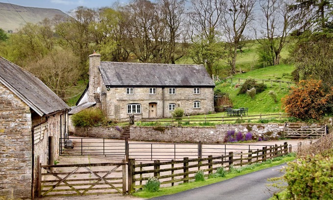 Westbrook Court Cottage | THE BIRCHES, family friendly, character holiday cottage in Hay-On-Wye