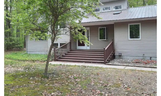 Montague House | The Bird song house. Fun and comfort in the woods.