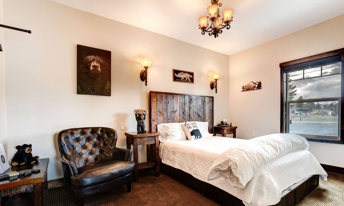 Sisters Apartment | “The Black Bear Bunk” - Sisters Bunkhouse DOWNTOWN
