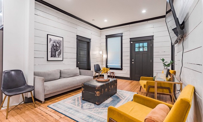 Brazos House | The Black & White House- Walk to Magnolia!