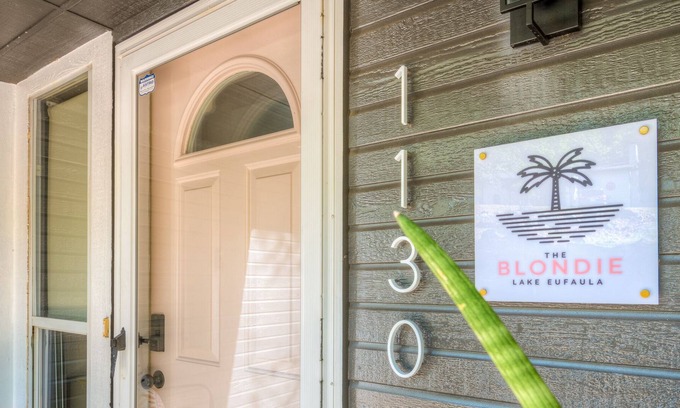 Eufaula House | The Blondie = Waterfront + Splash of FUN!