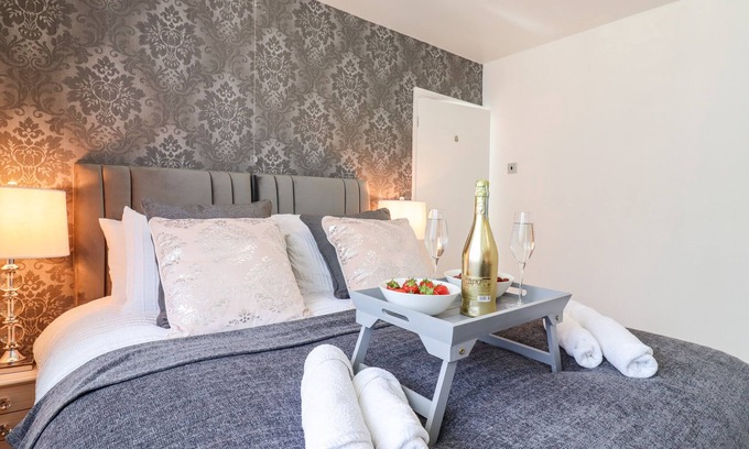 High Wycombe House | THE BLOSSOM WOODS, family friendly, with a garden in Downley