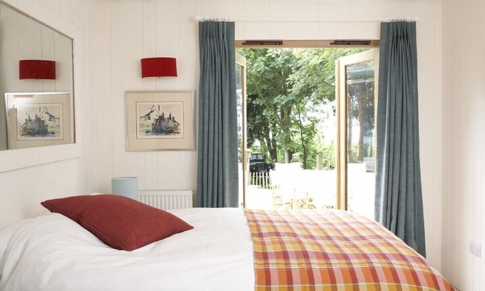 Cowes House | 'The Blue House', a stunning cottage with grounds down to the beach.
