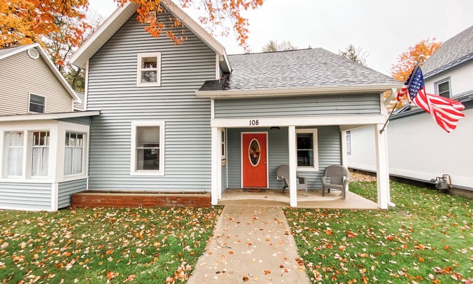 Bellaire House | The Blue House in downtown Bellaire