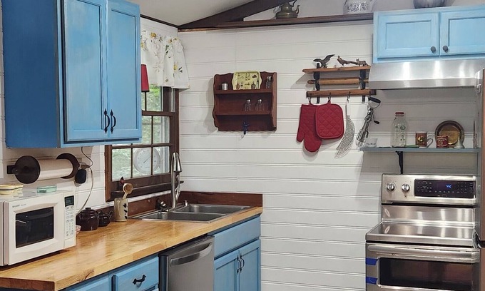 Hood Cabin | The Blue Rooster - Shen. Nat. Park hiking, fishing, wineries & antique shops