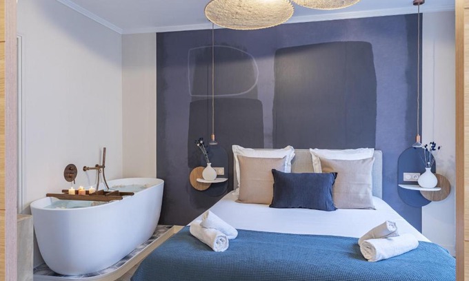 Faubourg-du-Roule Apartment | The Blue Suite on Champs Elysées Avenue