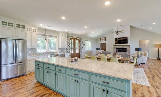 Edgemont House | “The Bluffs” A Family-Friendly Home w Deck & Breathtaking Lake View
