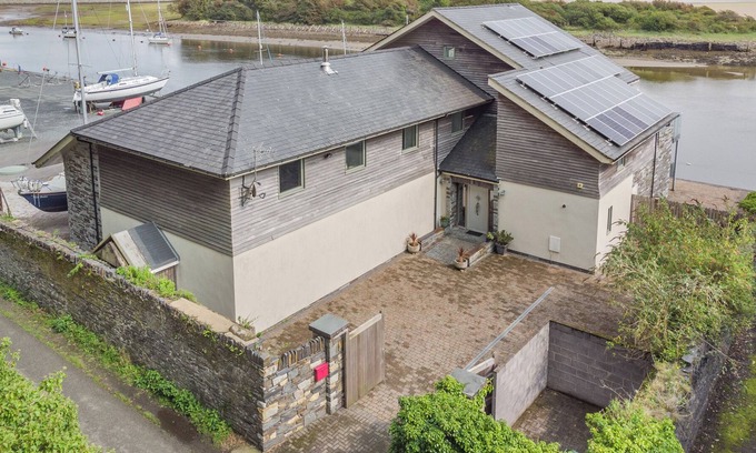 Borth-y-Gest Cottage | THE BOATHOUSE, pet friendly, character holiday cottage in Porthmadog