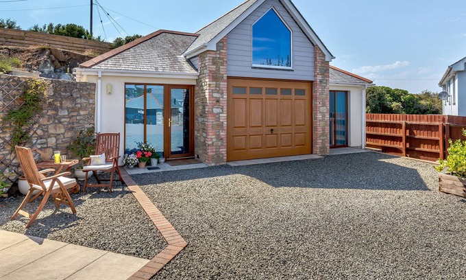 Mullion Apartment | THE BOATHOUSE, romantic, luxury holiday cottage in Mullion