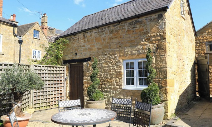 Broadway Cottage | THE BOLT HOLE, pet friendly, character holiday cottage in Broadway