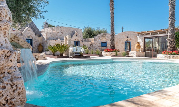 Ostuni Villa | The Borgo del Trullo Magno: wood-fired oven, jacuzzi.
