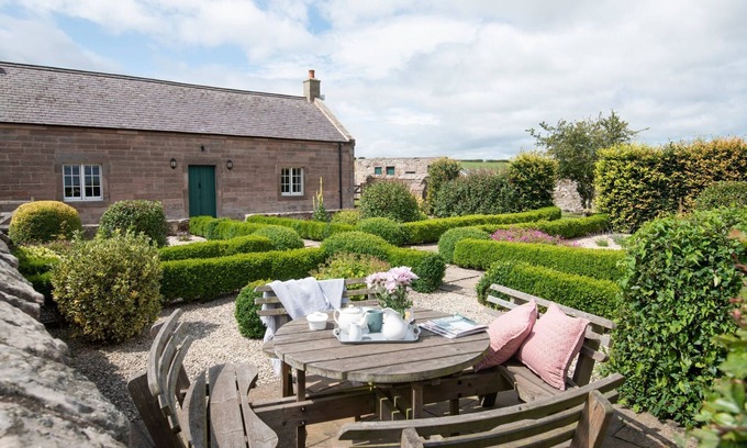 Berwick-upon-Tweed Apartment | The Bothy at Cheswick - Sleeping 2 Guests in 1 Bedroom