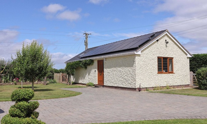 Overton-on-dee Cottage | THE BRAMBLES, pet friendly, with a garden in Holt, North Wales