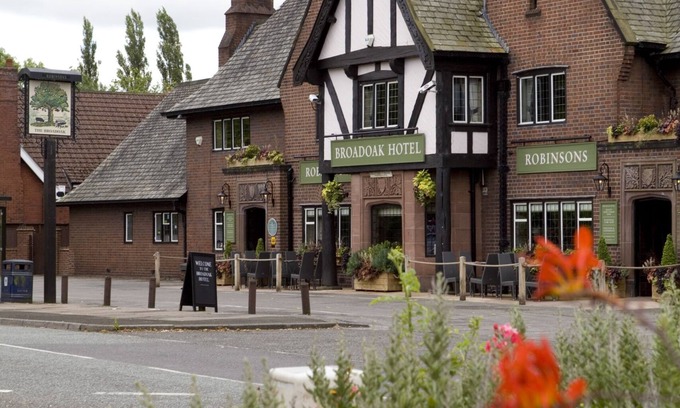 Ashton-under-Lyne Hotel | The Broadoak