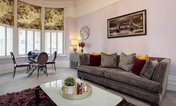 Addison Apartment | The Brook Green Retreat, by Veeve