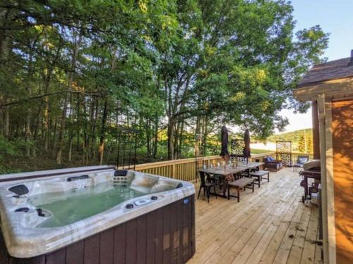 McHenry House | The Bumble Bee Hive 7-Bedroom House w/Hot Tub