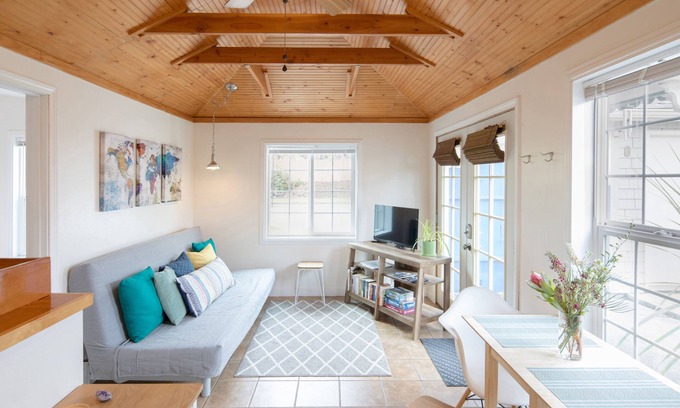 South Westside House | The Bungalow: A cozy and private guest house in central Olympia