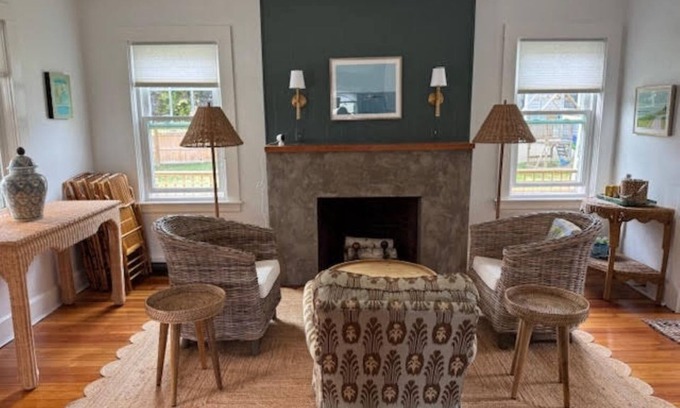 Dartmouth Cottage | The Bungalow! Charming 2-bedroom house in South Dartmouth with AC