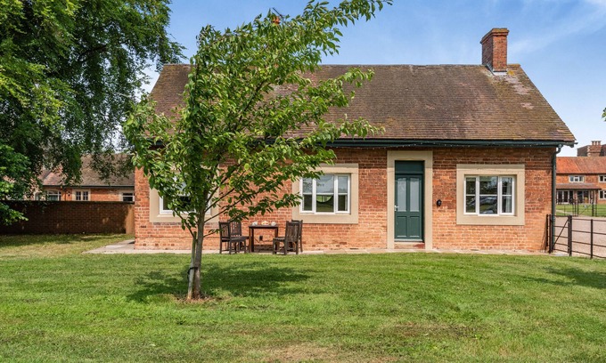 Lincoln House | The Bungalow - Two Bedroom House, Sleeps 4