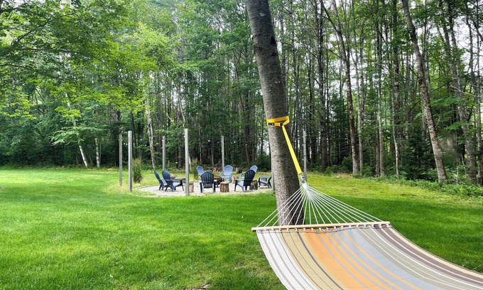 Kennebunk House | The Bunk House KBK. 3 min to beach- sleeps 9. Oversize fire pit. Family vibes.