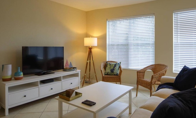 Royal Poinciana House | The Bush House - Premium Coastal Living for 4 - 2BR 1BA