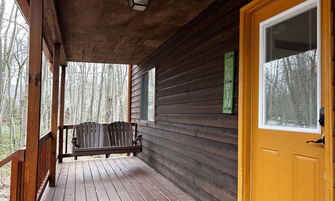 Alpine Lake Apartment | The Cabin Pet-Friendly, Short Walk to the Beach w/AC