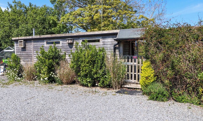 Amlwch Cottage | THE CABIN, pet friendly, with hot tub in Amlwch