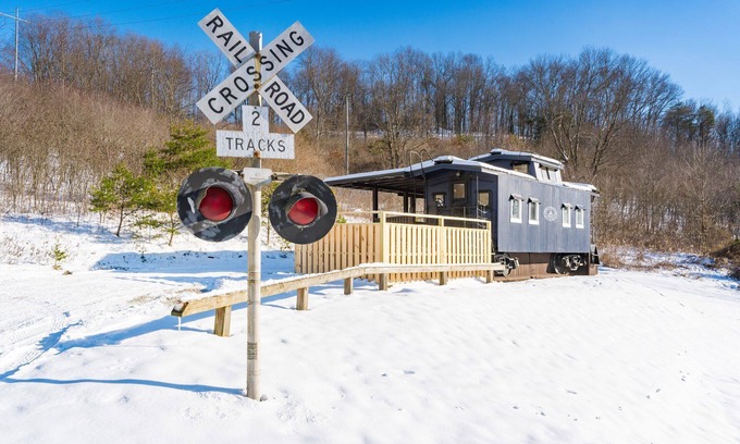 Creola House | The Caboose + Pickleball l Hot Tub l Private Trail