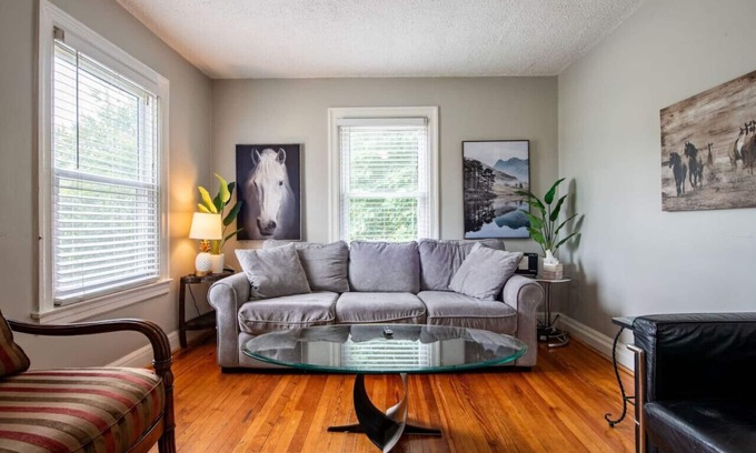 Prestonia House | The Camp Taylor Cottage Close to Airport/Downtown