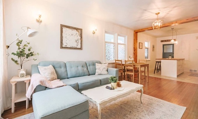 Saskatoon House | *The Canary! Minutes to downtown and river!*