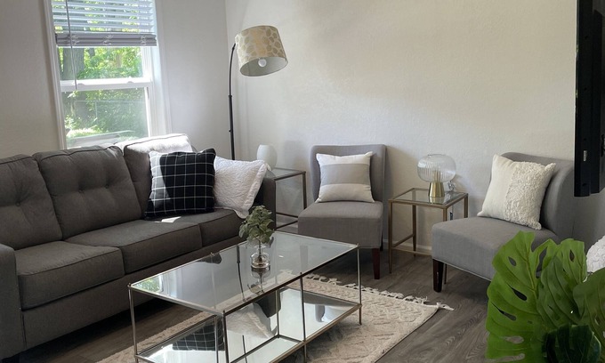 Downtown Des Moines House | The Capitol House-East Village/Downtown, King Bed