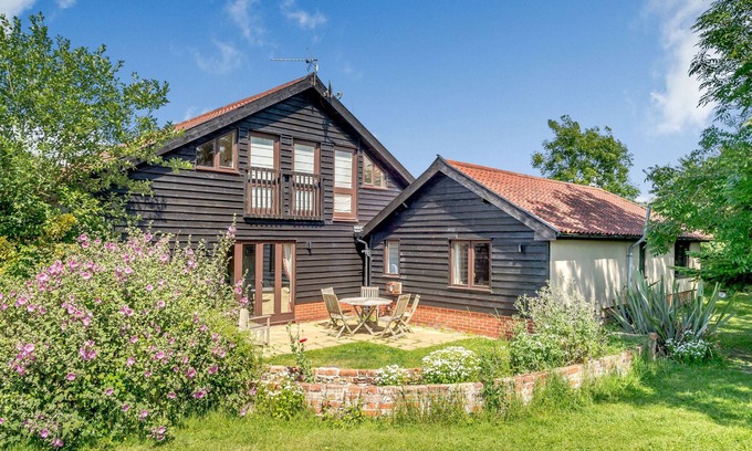 Cratfield House | THE CART LODGE, pet friendly, with a garden in Halesworth