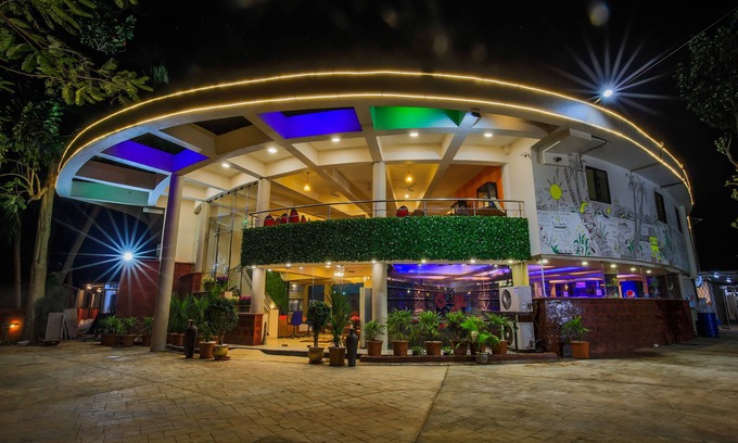 Varca Hotel | The Center Court Resort and Spa