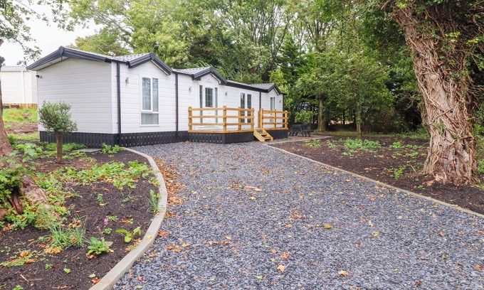 Chwilog Cottage | THE CHALET AT TYN LON, pet friendly, with a garden in Chwilog