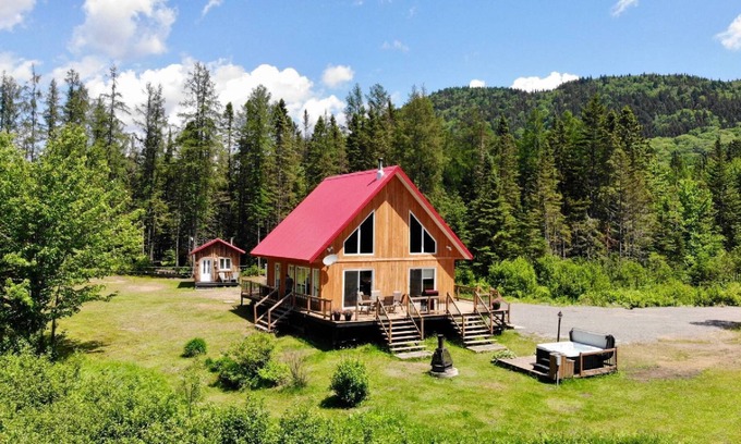 Saint-Raymond Ski Chalet | The Chalet du Cap offers an enchanting setting at the foot of the mountains.