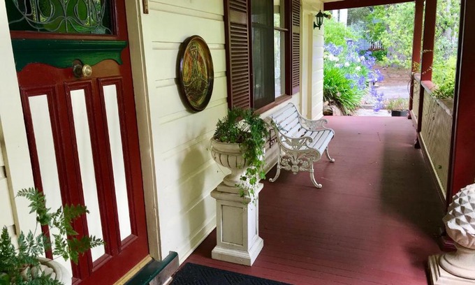 Medlow Bath House | The Chalet Guesthouse And Studio