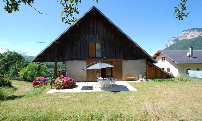 Thoiry House | The charm of a large house in an old barn