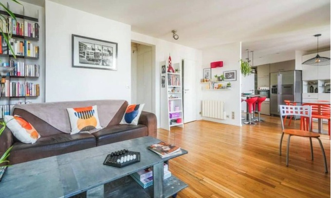 Saint-Fargeau Apartment | The Charming apartment in the 20th offers a view of the city