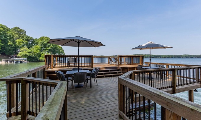 Littleton House | The Chateau at Ferncliff | Beautiful Main Lake Views | 3-Night Minimum